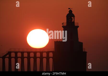 Die Sonne geht über dem Blyth Harbour Lighthouse in Northumberland auf. Bilddatum: Montag, 19. April 2021. Stockfoto
