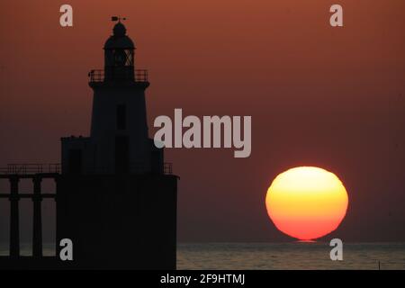 Die Sonne geht über dem Blyth Harbour Lighthouse in Northumberland auf. Bilddatum: Montag, 19. April 2021. Stockfoto
