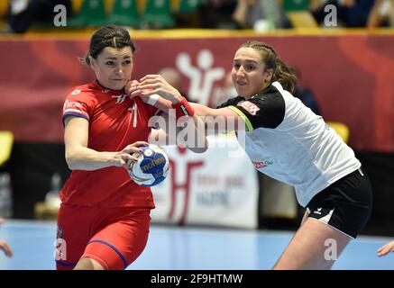 Zubri, Tschechische Republik. April 2021. L- R Hana Kvasova (CZE) und Tabea Schmid (SUI) in Aktion beim Eröffnungsspiel der Play-off-Qualifikation für die IHF-Handballweltmeisterschaft der Frauen, Tschechien gegen die Schweiz, am 17. April 2021 in Zubri, Tschechien. Kredit: Dalibor Gluck/CTK Foto/Alamy Live Nachrichten Stockfoto