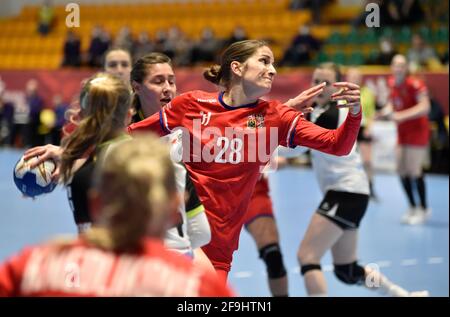 Zubri, Tschechische Republik. April 2021. Sarka Marcikova (CZE) in Aktion beim Eröffnungsspiel der Play-off-Qualifikation für die IHF-Handball-Weltmeisterschaft der Frauen, Tschechien gegen die Schweiz, am 17. April 2021 in Zubri, Tschechien. Kredit: Dalibor Gluck/CTK Foto/Alamy Live Nachrichten Stockfoto