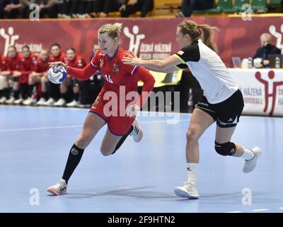 Zubri, Tschechische Republik. April 2021. Kamila Kordovska (CZE; links) in Aktion beim Eröffnungsspiel der Play-off-Qualifikation für die IHF-Handball-Weltmeisterschaft der Frauen, Tschechien gegen die Schweiz, am 17. April 2021 in Zubri, Tschechien. Kredit: Dalibor Gluck/CTK Foto/Alamy Live Nachrichten Stockfoto