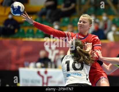 Zubri, Tschechische Republik. April 2021. L-R Daphne Gautschi (SUI) und Kamila Kordovska (CZE) in Aktion beim Eröffnungsspiel der Play-off-Qualifikation für die IHF-Handball-Weltmeisterschaft der Frauen, Tschechien gegen die Schweiz, am 17. April 2021 in Zubri, Tschechien. Kredit: Dalibor Gluck/CTK Foto/Alamy Live Nachrichten Stockfoto