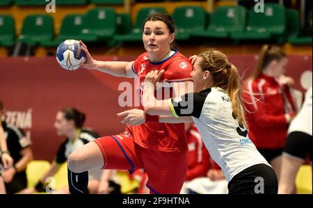 Zubri, Tschechische Republik. April 2021. L-R Hana Kvasova (CZE) und Kerstin Kundig (SUI) in Aktion beim Eröffnungsspiel der Play-off-Qualifikation für die IHF-Handball-Weltmeisterschaft der Frauen, Tschechien gegen die Schweiz, am 17. April 2021 in Zubri, Tschechien. Kredit: Dalibor Gluck/CTK Foto/Alamy Live Nachrichten Stockfoto