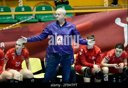 Zubri, Tschechische Republik. April 2021. Der tschechische Trainer Jan Basny sieht sich am 17. April 2021 in Zubri, Tschechien, das Eröffnungsspiel der Play-off-Qualifikation für die IHF-Handballweltmeisterschaft der Frauen, Tschechien gegen die Schweiz, an. Kredit: Dalibor Gluck/CTK Foto/Alamy Live Nachrichten Stockfoto