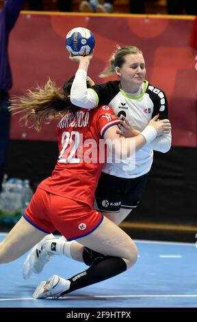 Zubri, Tschechische Republik. April 2021. L-R Marketa Hurychova (CZE) und Chantal Wick (SUI) in Aktion beim Eröffnungsspiel der Play-off-Qualifikation für die IHF-Handball-Weltmeisterschaft der Frauen, Tschechien gegen die Schweiz, am 17. April 2021 in Zubri, Tschechien. Kredit: Dalibor Gluck/CTK Foto/Alamy Live Nachrichten Stockfoto