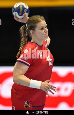 Zubri, Tschechische Republik. April 2021. Michaela Hrbkova (CZE) in Aktion beim Eröffnungsspiel der Play-off-Qualifikation für die IHF-Handball-Weltmeisterschaft der Frauen, Tschechien gegen die Schweiz, am 17. April 2021 in Zubri, Tschechien. Kredit: Dalibor Gluck/CTK Foto/Alamy Live Nachrichten Stockfoto