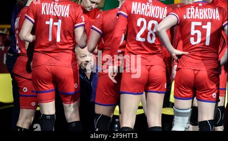 Zubri, Tschechische Republik. April 2021. Der tschechische Trainer Jan Basny spricht mit seinen Spielern während des Eröffnungsspiels der Play-off-Qualifikation für die IHF-Handball-Weltmeisterschaft der Frauen, Tschechien gegen die Schweiz, am 17. April 2021 in Zubri, Tschechien. Kredit: Dalibor Gluck/CTK Foto/Alamy Live Nachrichten Stockfoto