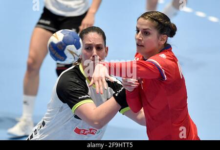 Zubri, Tschechische Republik. April 2021. L-R Noelle Frey (SUI) und Sarka Marcikova (CZE) in Aktion beim Eröffnungsspiel der Play-off-Qualifikation für die IHF-Handball-Weltmeisterschaft der Frauen, Tschechien gegen die Schweiz, am 17. April 2021 in Zubri, Tschechien. Kredit: Dalibor Gluck/CTK Foto/Alamy Live Nachrichten Stockfoto