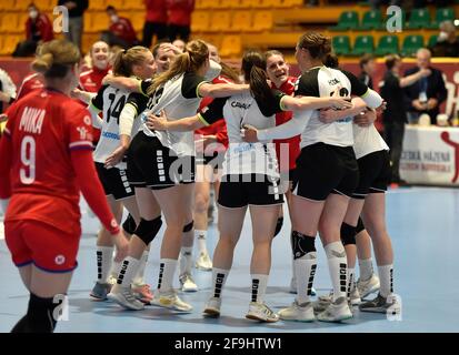 Zubri, Tschechische Republik. April 2021. Schweizer Spieler reagieren nach dem Eröffnungsspiel der Play-off-Qualifikation für die IHF-Handball-Weltmeisterschaft der Frauen, Tschechien gegen die Schweiz, am 17. April 2021 in Zubri, Tschechien. Kredit: Dalibor Gluck/CTK Foto/Alamy Live Nachrichten Stockfoto