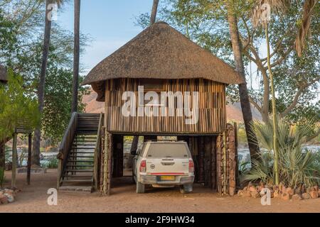 Epupa Falls Lodge am Kunene River im Norden Namibias Stockfoto