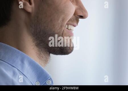 Nahaufnahme Lächeln Mann zeigt gesunde Zähne Stockfoto