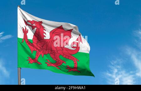 Flagge von Wales mit rotem Drachen, der gegen den blauen Himmel schwenkt, Cardiff Stockfoto