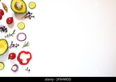 Kreatives Layout von Tomaten, Gurken, Paprika, Avocados und Salaten. Flach legen. Food-Konzept. Platz für Ihren Text. Stockfoto