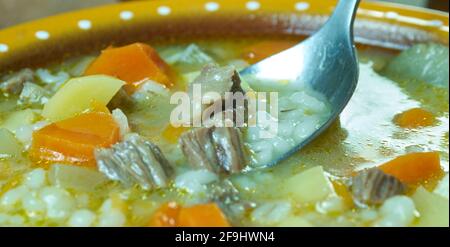 Krupnik zupa - die dicke polnische Suppe, die aus der Gemüse- oder Fleischbrühe hergestellt ist, die Kartoffeln und die Gerstengroats enthält Stockfoto