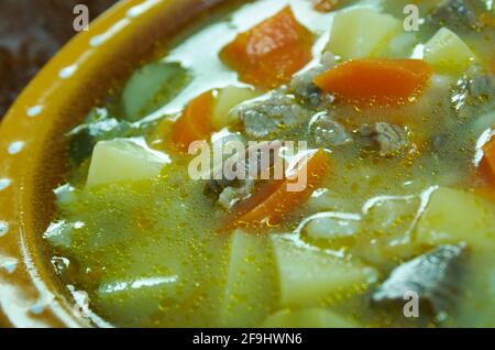 Krupnik zupa - die dicke polnische Suppe, die aus der Gemüse- oder Fleischbrühe hergestellt ist, die Kartoffeln und die Gerstengroats enthält Stockfoto