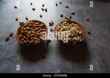 Nahaufnahme von Lebensmitteln Mandeln und Cashewnüssen mit selektivem Fokus. Stockfoto