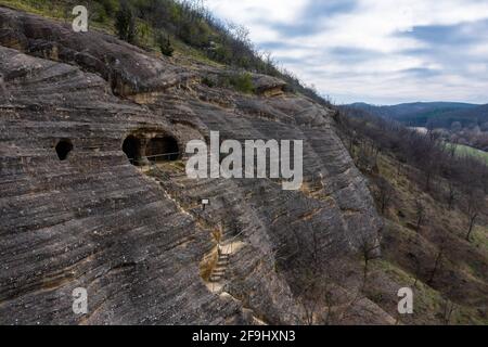 Kishartyán, Ungarn - Luftaufnahme über Sandsteinhöhle, die sich im östlichen Teil des Cserhát-Gebirges befindet. Beliebtes Touristenziel. Ungarisch Stockfoto