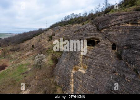 Kishartyán, Ungarn - Luftaufnahme über Sandsteinhöhle, die sich im östlichen Teil des Cserhát-Gebirges befindet. Beliebtes Touristenziel. Ungarisch Stockfoto