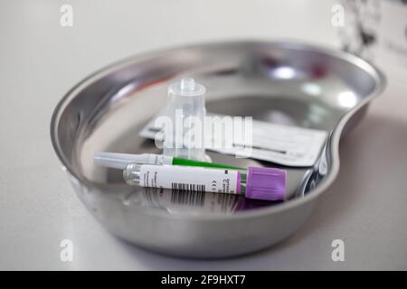 Medizinische Ausrüstung für die Impfung. Spritze und Impfstoff auf einem Tablett Stockfoto