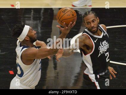 Los Angeles, Vereinigte Staaten. April 2021. Der Stürmer von Minnesota Timberwolves, Josh Okogie, behält die Kontrolle über den Ball unter dem Druck von Kawhi Leonard, dem Stürmer von Los Angeles Clippers, während der zweiten Hälfte ihres NBA-Spiels am Sonntag, dem 18. April 2021, im Staples Center in Los Angeles. Die Clippers besiegten die Timberwolves 124-105. Foto von Jim Ruymen/UPI Credit: UPI/Alamy Live News Stockfoto