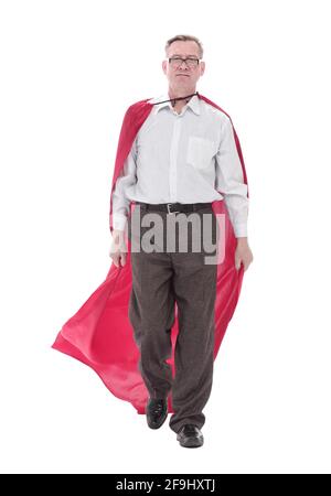 In vollem Wachstum. Reifer Mann in einem Superhelden Cape Schritt nach vorne. Stockfoto