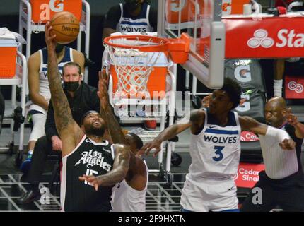 Los Angeles, Vereinigte Staaten. April 2021. Los Angeles Clippers' Center DeMarcus Cousins begeht während der zweiten Hälfte ihres NBA-Spiels im Staples Center in Los Angeles am Sonntag, dem 18. April 2021, eine Offensive gegen das Minnesota Timberwolves' Center Ed Davis. Die Clippers besiegten die Timberwolves 124-105. Foto von Jim Ruymen/UPI Credit: UPI/Alamy Live News Stockfoto