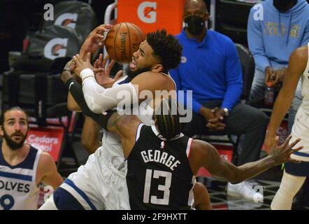 Los Angeles, Vereinigte Staaten. April 2021. Das Zentrum von Minnesota Timberwolves Karl-Anthony Towns wird am Sonntag, den 18. April 2021, von dem Wächter der Los Angeles Clippers, Paul George, während der zweiten Hälfte ihres NBA-Spiels im Staples Center in Los Angeles angestachelt. Die Clippers besiegten die Timberwolves 124-105. Foto von Jim Ruymen/UPI Credit: UPI/Alamy Live News Stockfoto