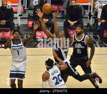 Los Angeles, Vereinigte Staaten. April 2021. Terance Mann (14) von Los Angeles Clippers greift in der zweiten Hälfte ihres NBA-Spiels am Sonntag, den 18. April 2021, nach dem Rebound gegen die Stürmer Anthony Edwards (1) und Josh Okogie (20) von Minnesota Timberwolves. Die Clippers besiegten die Timberwolves 124-105. Foto von Jim Ruymen/UPI Credit: UPI/Alamy Live News Stockfoto