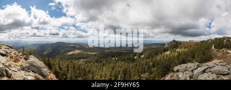 Blick vom Gipfel Great Arber im Mai. Böhmerwald, Bayern, Deutschland Stockfoto