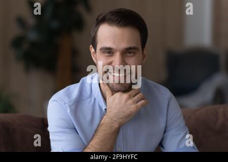 Kopfbild eines lächelnden jungen kaukasischen Mannes, der posiert Stockfoto