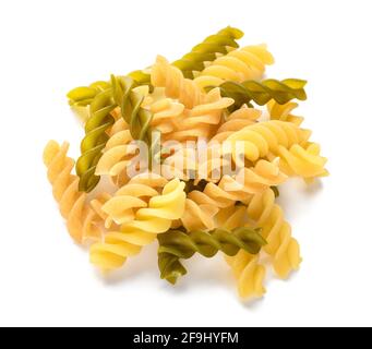 Verschiedene Arten von Fusilli isoliert auf weißem Hintergrund Stockfoto