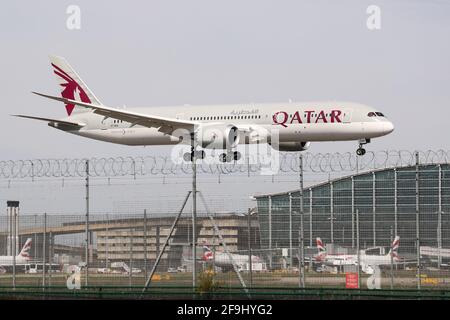 Eine Qatar Airways Boeing 787-9 Dreamliner landet am Flughafen London Heathrow, Großbritannien Stockfoto