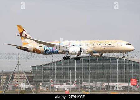 Etihad Airways Boeing 787-9 Dreamliner A6-BLC landet am Flughafen Heathrow, London, Großbritannien Stockfoto