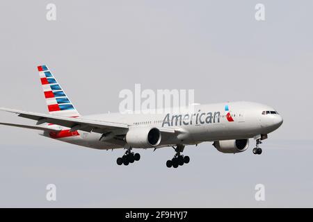 American Airlines Boeing 777 N761AJ landet am Flughafen Heathrow, London, Großbritannien Stockfoto