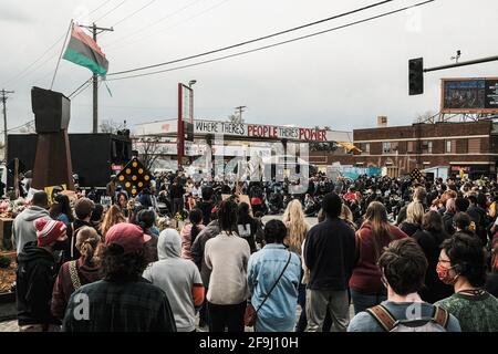 Minneapolis, Usa. April 2021. Menschen versammeln sich am George Floyd Plaza im Powderhorn Park-Viertel von Minneapolis Minnesota, um den Familien der Opfer von Polizeigewalt zuzuhören. In der Nacht vor dem Abschluss werden Aussagen im Prozess gegen den ehemaligen Minneapolis-Polizeibeamten Derek Chauvin über die Tötung von George Floyd abgegeben, eine Menge, die sich am George Floyd Plaza versammelt hat, wo Verwandte von schwarzen Männern, die von der Polizei getötet wurden, Reden hielten und Aussagen machten. (Foto: Matthew Hatcher/SOPA Images/Sipa USA) Quelle: SIPA USA/Alamy Live News Stockfoto