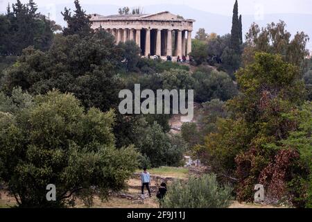 Athen, Griechenland. April 2021. Am 18. April 2021 besuchen die Menschen den Tempel des Hephaestus in Athen, Griechenland. Anlässlich des Internationalen Tages für Denkmäler und Stätten, der am Sonntag fiel, wurden archäologische Stätten in ganz Griechenland kostenlos der Öffentlichkeit zugänglich gemacht. Museen wurden aufgrund von COVID-19-Präventionsmaßnahmen nicht einbezogen. Quelle: Marios Lolos/Xinhua/Alamy Live News Stockfoto