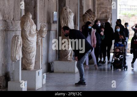 Athen, Griechenland. April 2021. Am 18. April 2021 besuchen Menschen die antike Agora in Athen, Griechenland. Anlässlich des Internationalen Tages für Denkmäler und Stätten, der am Sonntag fiel, wurden archäologische Stätten in ganz Griechenland kostenlos der Öffentlichkeit zugänglich gemacht. Museen wurden aufgrund von COVID-19-Präventionsmaßnahmen nicht einbezogen. Quelle: Marios Lolos/Xinhua/Alamy Live News Stockfoto