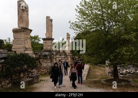 Athen, Griechenland. April 2021. Am 18. April 2021 besuchen die Menschen den Tempel des Hephaestus in Athen, Griechenland. Anlässlich des Internationalen Tages für Denkmäler und Stätten, der am Sonntag fiel, wurden archäologische Stätten in ganz Griechenland kostenlos der Öffentlichkeit zugänglich gemacht. Museen wurden aufgrund von COVID-19-Präventionsmaßnahmen nicht einbezogen. Quelle: Marios Lolos/Xinhua/Alamy Live News Stockfoto