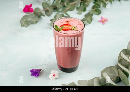 Ein Glas Erdbeer-Smoothie-Cocktail Stockfoto