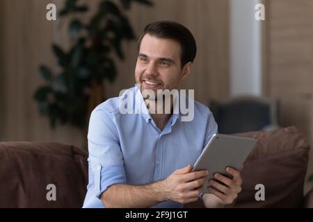 Glücklicher Mann verwenden moderne Tablet-Denken Planung Stockfoto
