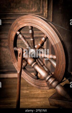 Stillleben Bild von einem authentischen alten Spinnrad mit Echte Schafwolle Stockfoto