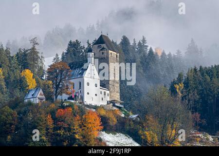 Schloss Freundsberg im Herbst, Schwaz, Tirol, Österreich. Stockfoto