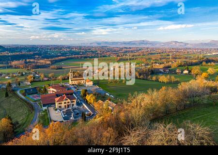 Weite Luftaufnahme einer kleinen Stadt Frankreichs. Stockfoto