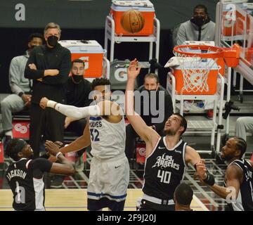 Los Angeles, Vereinigte Staaten. April 2021. Minnesota Timberwolves' Center Karl-Anthony Towns schlingt den Ball vom Los Angeles Clippers' Center Ivica Zubac während der ersten Hälfte ihres NBA-Spiels im Staples Center in Los Angeles am Sonntag, den 18. April 2021. Die Clippers besiegten die Timberwolves 124-105. Foto von Jim Ruymen/UPI Credit: UPI/Alamy Live News Stockfoto