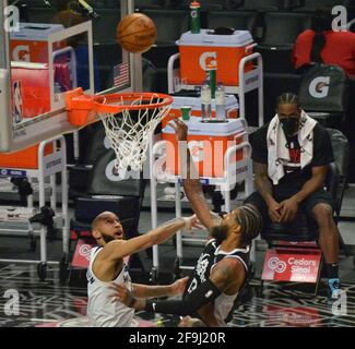 Los Angeles, Vereinigte Staaten. April 2021. Paul George von den Los Angeles Clippers punktet am Sonntag, den 18. April 2021, gegen Jordan McLaughlin, den Punktewächter von Minnesota Timberwolves, während der ersten Hälfte ihres NBA-Spiels im Staples Center in Los Angeles. Die Clippers besiegten die Timberwolves 124-105. Foto von Jim Ruymen/UPI Credit: UPI/Alamy Live News Stockfoto