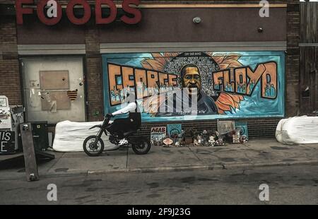 Minneapolis, Usa. April 2021. Ein Mann zahlt Respekt zu einem Wandbild von George Floyd durch die Cup Foods, in dem er durch Minneapolis Polizeioffizier Derek Chauvin in Minneapolis, Minnesota getötet wurde. In der Nacht vor dem Abschluss werden Aussagen im Prozess gegen den ehemaligen Minneapolis-Polizeibeamten Derek Chauvin über die Tötung von George Floyd abgegeben, eine Menge, die sich am George Floyd Plaza versammelt hat, wo Verwandte von schwarzen Männern, die von der Polizei getötet wurden, Reden hielten und Aussagen machten. Kredit: SOPA Images Limited/Alamy Live Nachrichten Stockfoto