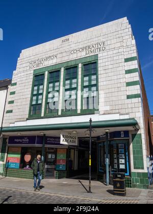 Eingang zur Ridings Arcade, Northampton, Großbritannien; ehemals das Gebäude der Northampton Co-operative Society im Art déco-Stil. Stockfoto