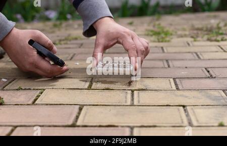 Nahaufnahme der hände von mans mit giftigem Spray zur Schabe zu zerstören. Schädlingsbekämpfung Konzept. Stockfoto