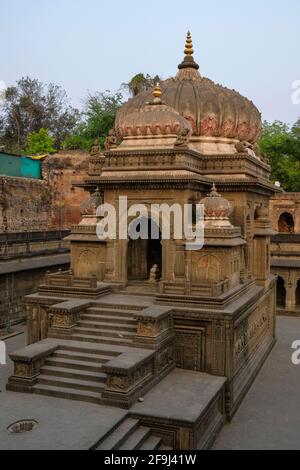 Maheshwar, Indien - 2021. März: Detail des Kenotaphs von Fort Ahilya in Maheshwar am 16. März 2021 in Madhya Pradesh, Indien. Stockfoto