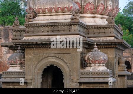 Maheshwar, Indien - 2021. März: Detail des Kenotaphs von Fort Ahilya in Maheshwar am 16. März 2021 in Madhya Pradesh, Indien. Stockfoto